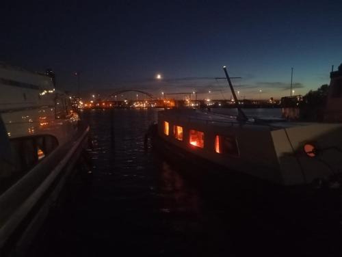 Amsterdam North Boat Rental | Cozy Bunk Beds in Unique Floating Hostel