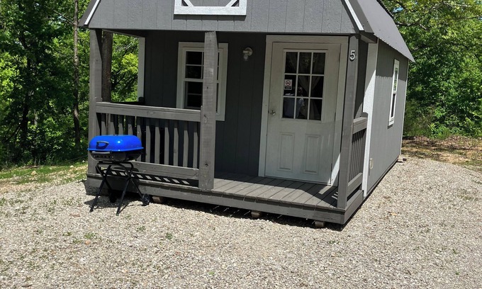 Bennett Springs Apartment | Cozy cabin #5 located 1 mile from Bennett Spring State Park