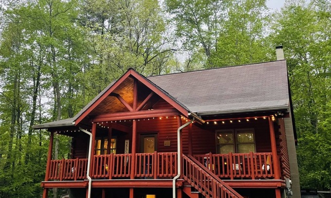 McHenry House | Cozy Cabin, close to Wisp w Firepit, Pool Table, Pets!