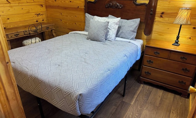 Azle Cabin | Cozy cabin in delightful Azle with WiFi, AC