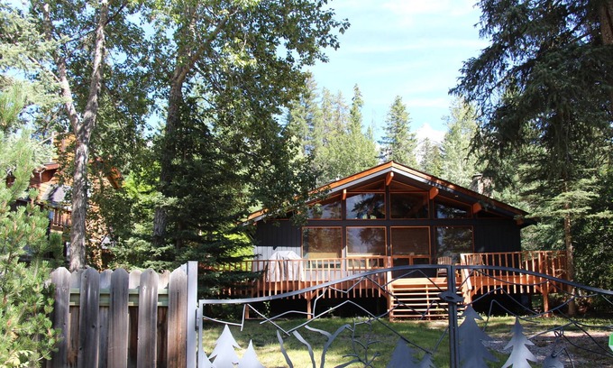 Harvie Heights Cabin | Cozy Cabin in the Rockies
