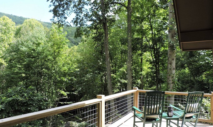 Robbinsville Cabin | Cozy cabin with Paved access, Carport & Fast Wi-Fi, available Oct 5-11 & 19-23