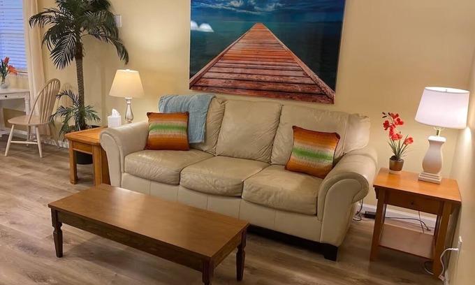 Ferris Cabin | Cozy cabin with WiFi and AC in lovely Ferris!