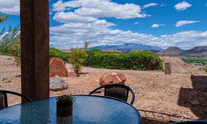 St. George Condo | Cozy Cactus Condo, Mountain View Patio, Pools, Hot Tubs, Gym, Pickleball, Resort