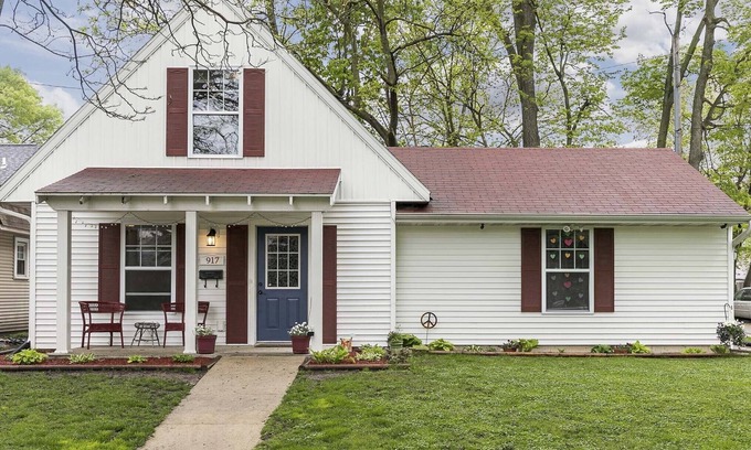 Cedar Rapids House | Cozy Cedar Rapids Pad - 2 Blocks to Mercy Care!