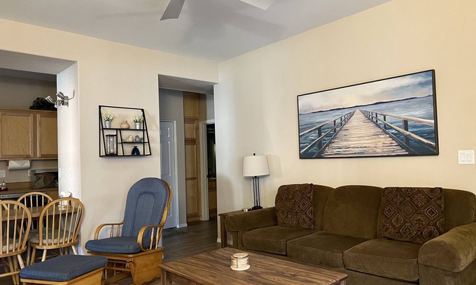 Sunriver Condo | Cozy Condo - 20 Minutes from Mt Bachelor-Hot Tub & Seasonal Heated Pool