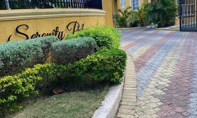 Runaway Bay Apartment | Cozy, convenient, kid friendly apartment, 5 mins walk from beach a