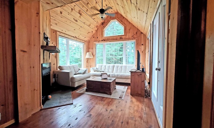 St-Adolphe-d'Howard Cottage | Cozy Cottage Getaway, 1hr from the city in St-Adolphe-d'Howard on Lac Travers.