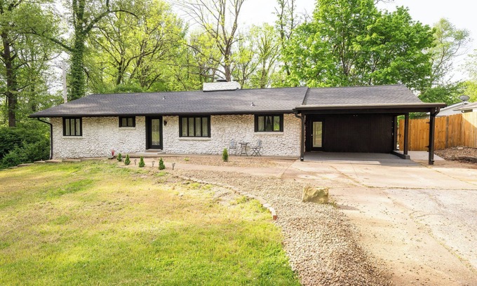 Inglefield House | Cozy Cottage, 3 mins from EVV, fenced yard