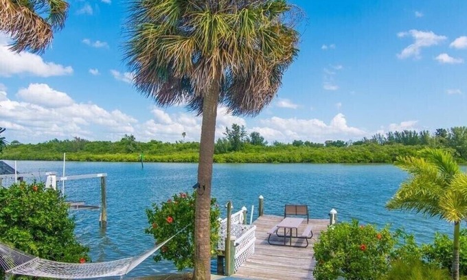 Sunset Reef Cottage | Cozy cottage near the water! 1bd1/ba with dock by the beach