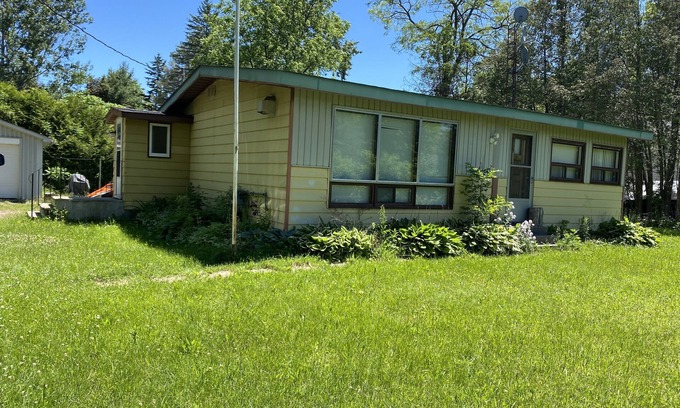 Innisfil Cottage | COZY COTTAGE WALKING DISTANCE TO LAKE SIMCOE & FRIDAY HARBOUR