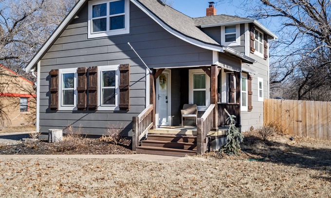 Wichita Cottage | Cozy Cottage within minutes of the airport, Zoo, and restaurants.
