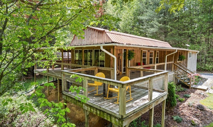 Hillsville Cabin | Cozy creekside cabin w barrel sauna, covered wraparound deck - pet friendly!