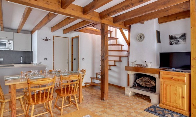 Cauterets House | Cozy Duplex Chalet for 7 with Terrace, Ski Storage & Parking near Gondola