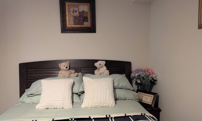 Bowmanville House | Cozy ensuite w/seperate entrance & balcony, 1 minute to grocery and Rotary Park
