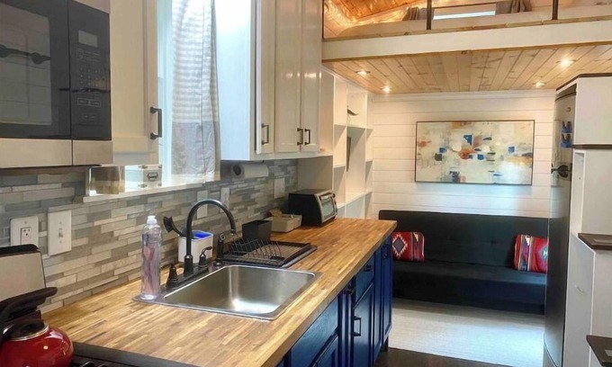 Austin House | 🏡Cozy Farmhouse Tiny Home in Backyard Pool Oasis🌻