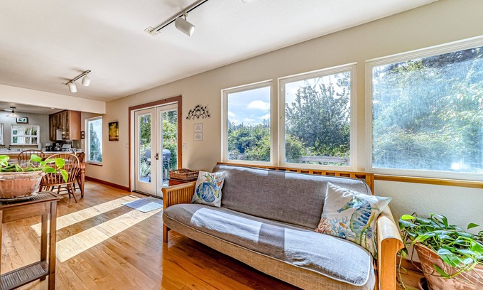 Trinidad House | Cozy farmhouse with firepit, deck, BBQ, shared game room, & animals