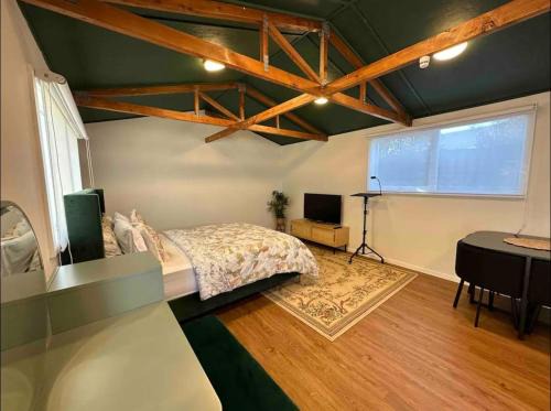 Redwood House | Cozy Fully Equipped Unit 12 noon check in