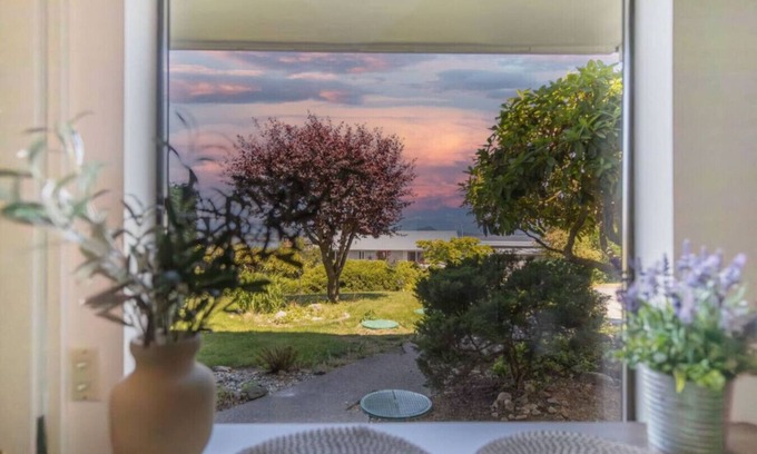 Oak Harbor House | Cozy Garden 4BR/1BA Lower Unit w/Ocean Views