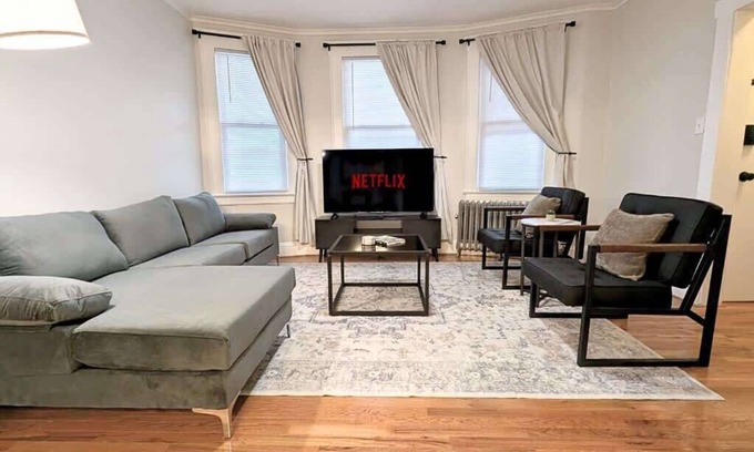 Orange House | Cozy Gem 18Min to EWR, 8min > NYC Train + Parking