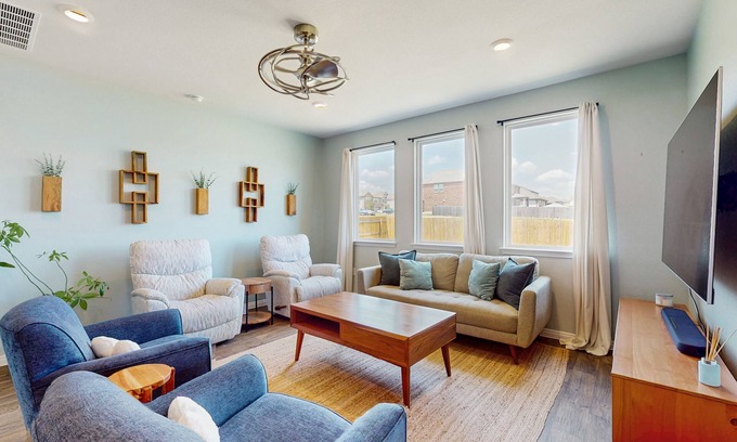 Georgetown House | Cozy Georgetown home with full kitchen, living room and enclosed backyard
