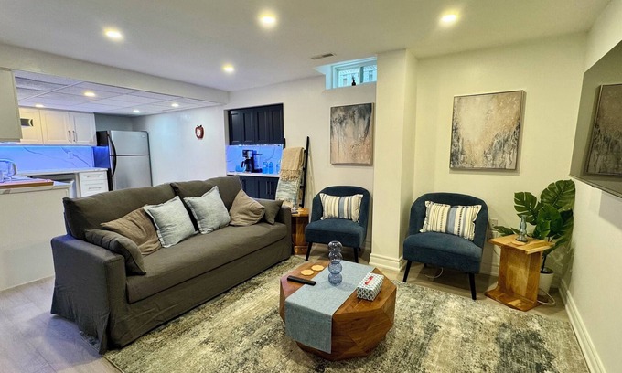 Erin Mills Apartment | Cozy Hidden Gem | Stylish 2BR + Sofa Bed | Comfort