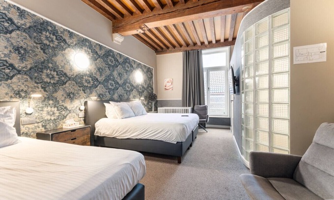 Historical Center Bruges Hotel | Cozy Historical Triple Room in Bruges Center