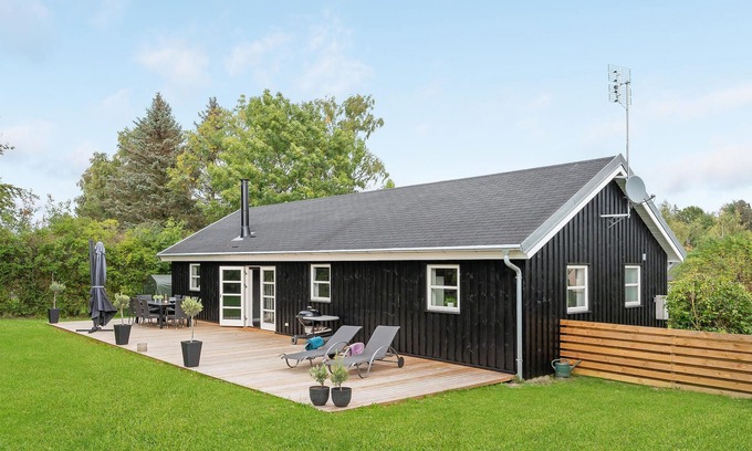 Bog By House | Cozy home in Bogø By with WiFi