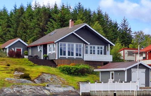 Florø House | Cozy Home In Florø With Wifi