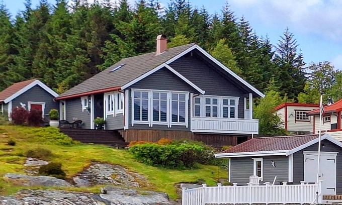 Florø House | Cozy home in Florø with WiFi