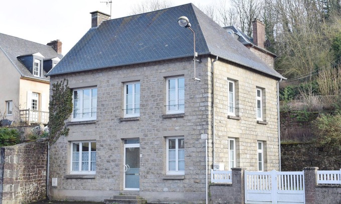 Gavray House | Cozy home in Gavray with kitchen