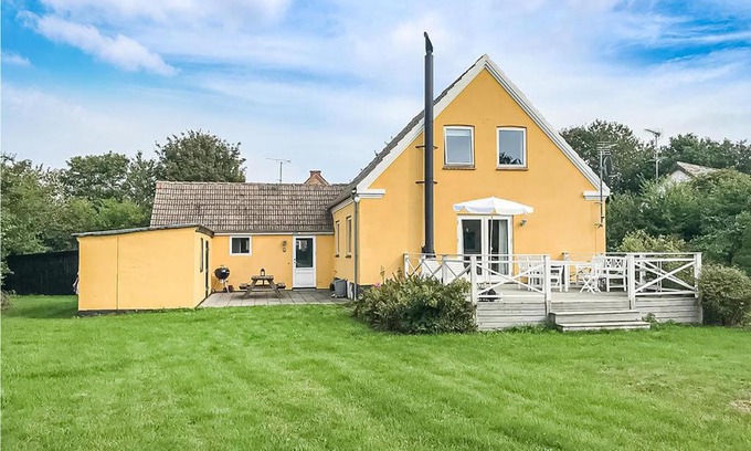 Østermarie House | Cozy Home In stermarie With Kitchen