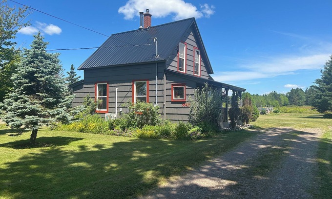 Advocate Harbour House | Cozy home in the heart of Advocate Harbour, Pet friendly!