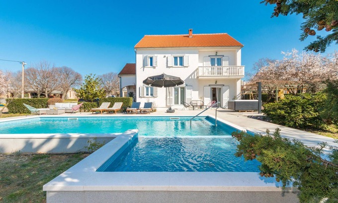 Tinj House | Cozy home in Tinj with kitchen