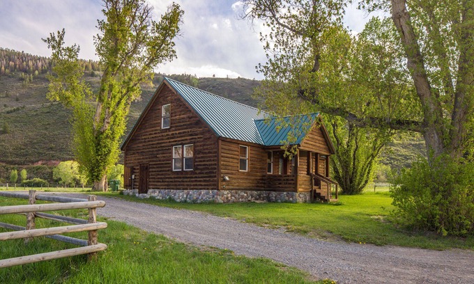 Ridgway House | Cozy Home - Private - Stunning Views - Between Ridgway and Ouray STR2024-039