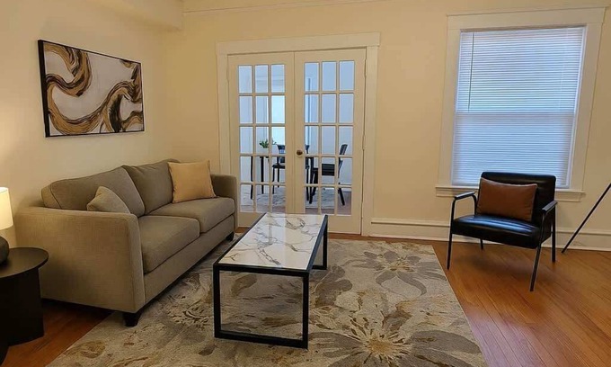 East Albany Park Apartment | Cozy & Inviting 2BR Apartment