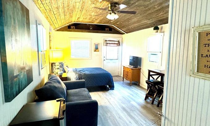 Quinlan Cabin | Cozy Lake Front Studio Cabin - Wifi/AC/Queen Bed/Twin Sleeper/Lake View- Cabin 3
