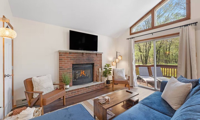 Albrightsville House | Cozy Lake Mountain Escape Cottage- Fire pit, Large Deck, Community Lakes & Pools