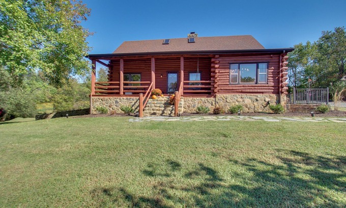 Ruckersville Cabin | Cozy Log Cabin Getaway w/Fire Pit + 3 Acres!