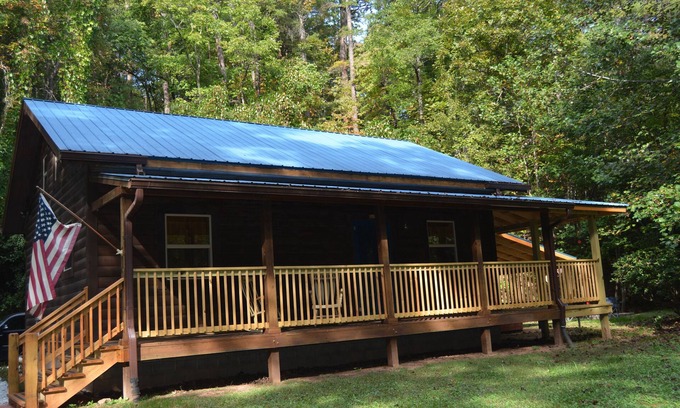 Bryson City Cabin | Cozy log cabin near Nantahala rafting, Fontana Lake, Cherokee, Tail of Dragon