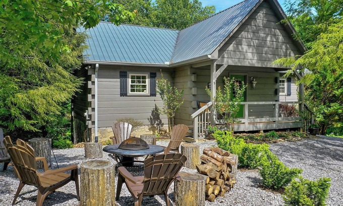 Townsend Cabin | Cozy log cabin with rustic decor & hot-tub to enjoy !