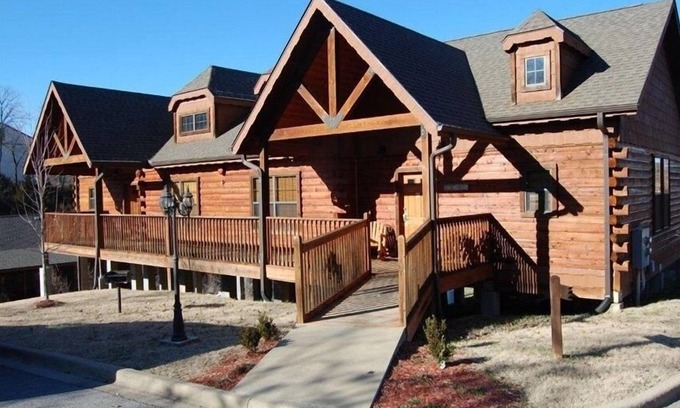 Branson Theater District Cabin | Cozy Log Cabin1 Level - Great for Summer Families - 2 Masters ALL TAXES PAID!