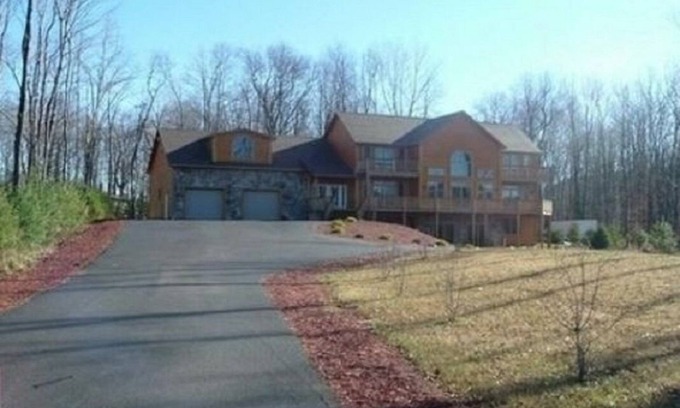 McHenry House | Cozy Log Home Sleeps 10