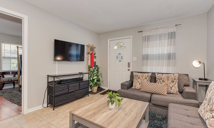 Enderly Park House | Cozy Modern Retreat Centrally Located Free Parking
