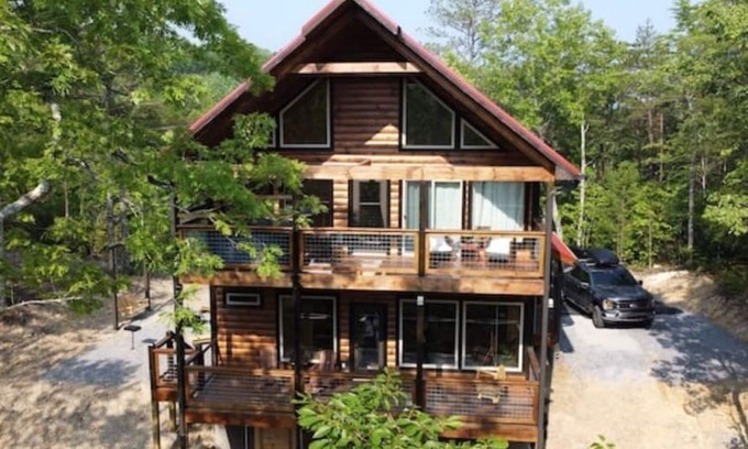 Townsend Cabin | Cozy mountain retreat on Wears Valley, Modern Rustic Cabin!