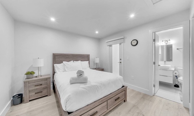 Ludlam House | Cozy Mykonos Home 2/2 | Charming Duplex Retreat