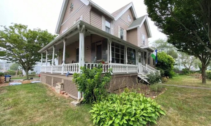 Bellevue Avenue Historic District Apartment | Cozy Newport Studio, steps to Cliff Walk, Beaches & Downtown