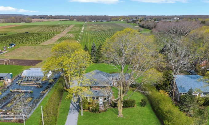 Aquebogue House | Cozy North Fork Home Among the Best Wineries in the Northeast, Minutes to.