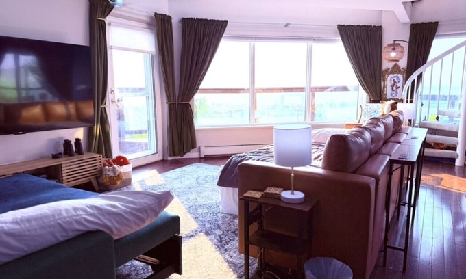 Observation Hill Apartment | Cozy Panoramic Lake and Lift Bridge Views