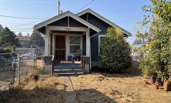 South End Cottage | Cozy pet friendly cottage nestled a quiet backyard.